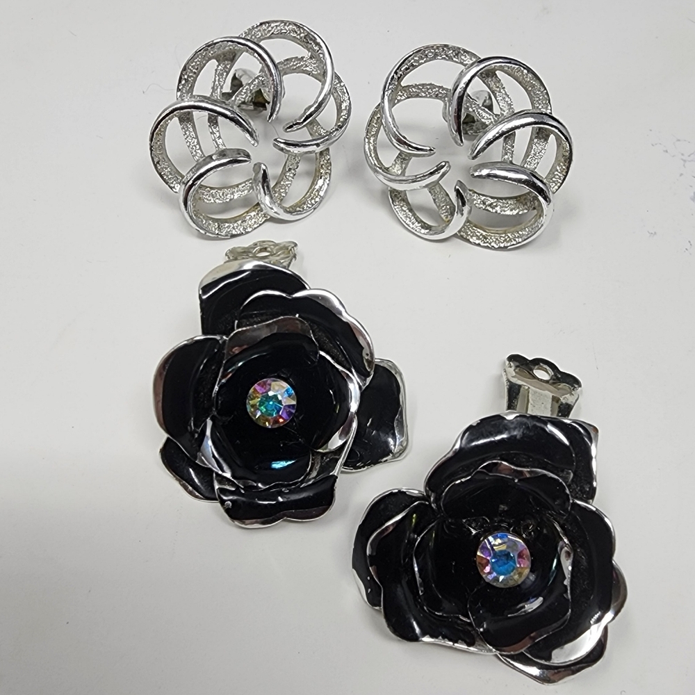 Vintage Sarah Coventry Tailored Swirl & Black Enamel Floral Clip Earrings